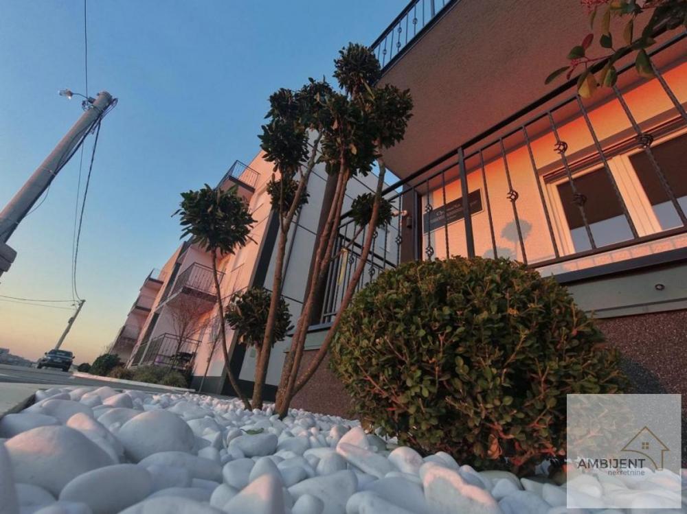 Stan na prodaju u Beogradu, Surčin, trosoban, 69m2, cena 179400 evra