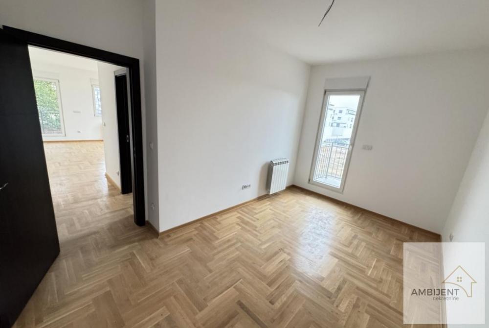 Stan na prodaju u Beogradu, Surčin, trosoban, 69m2, cena 179400 evra