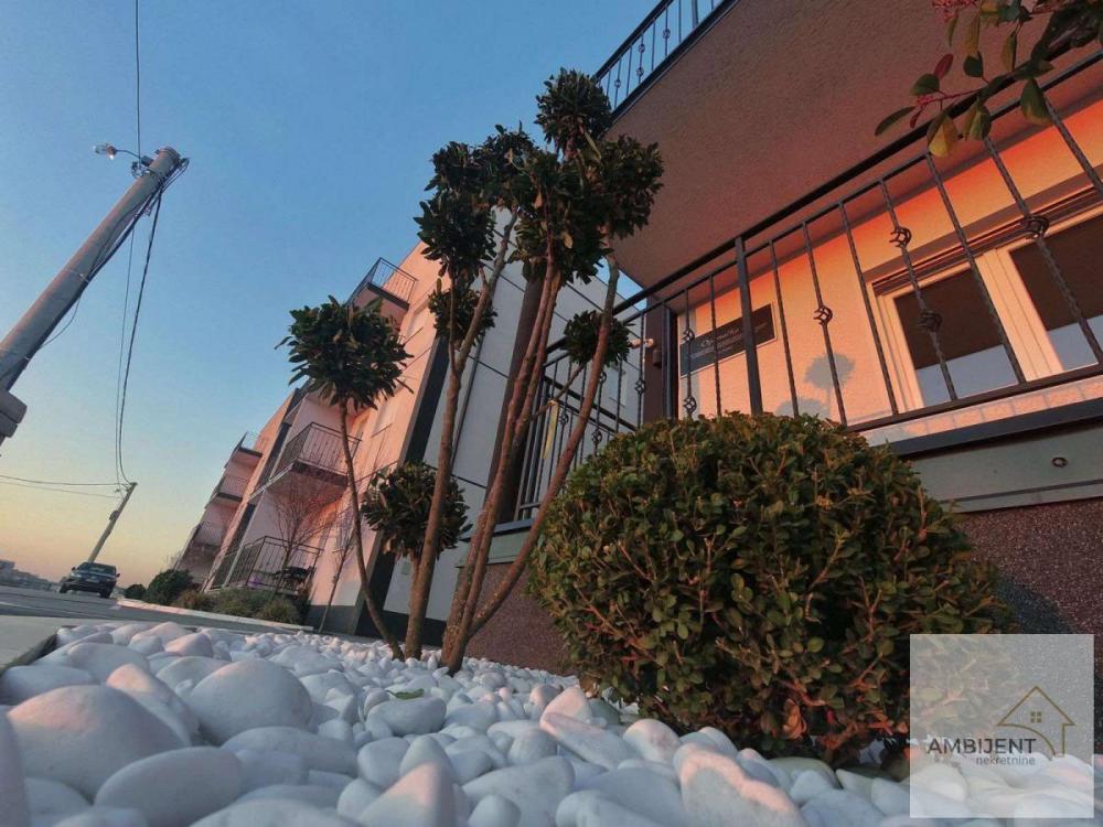 Stan na prodaju u Beogradu, Surčin, trosoban, 73m2, cena 178800 evra