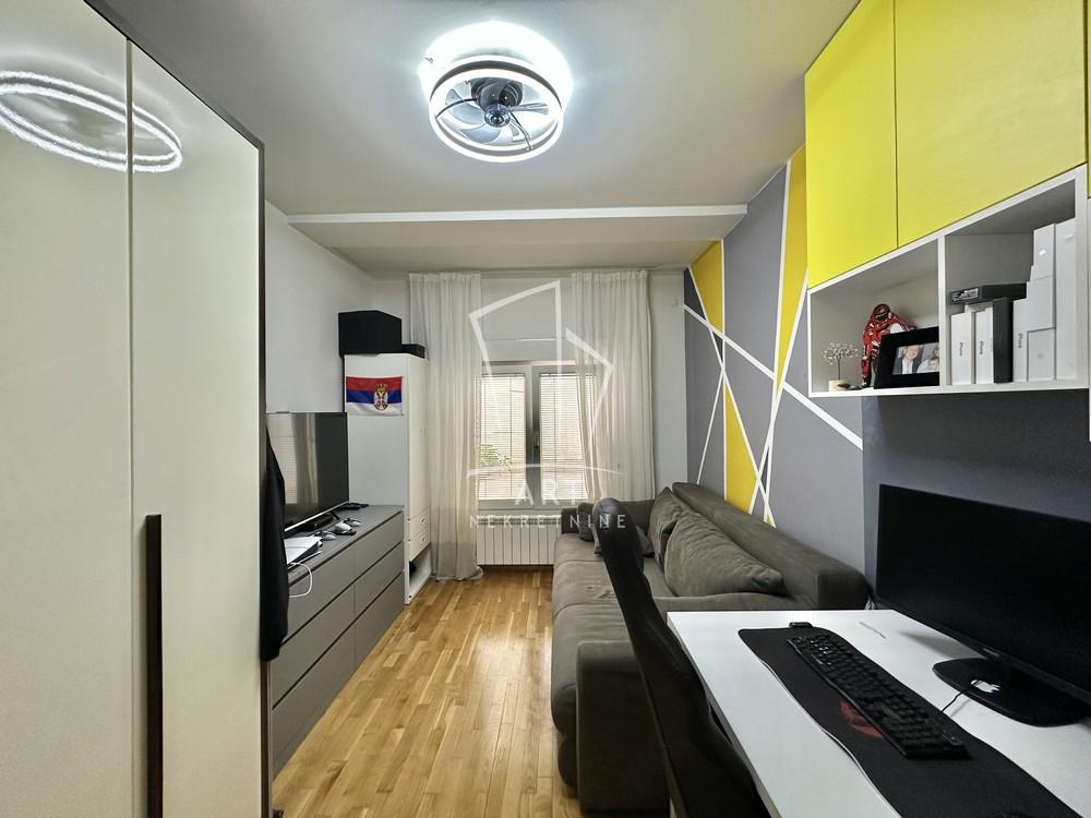 Stan na prodaju u Beogradu, Cvetkova pijaca, trosoban, 48m2, cena 255000 evra