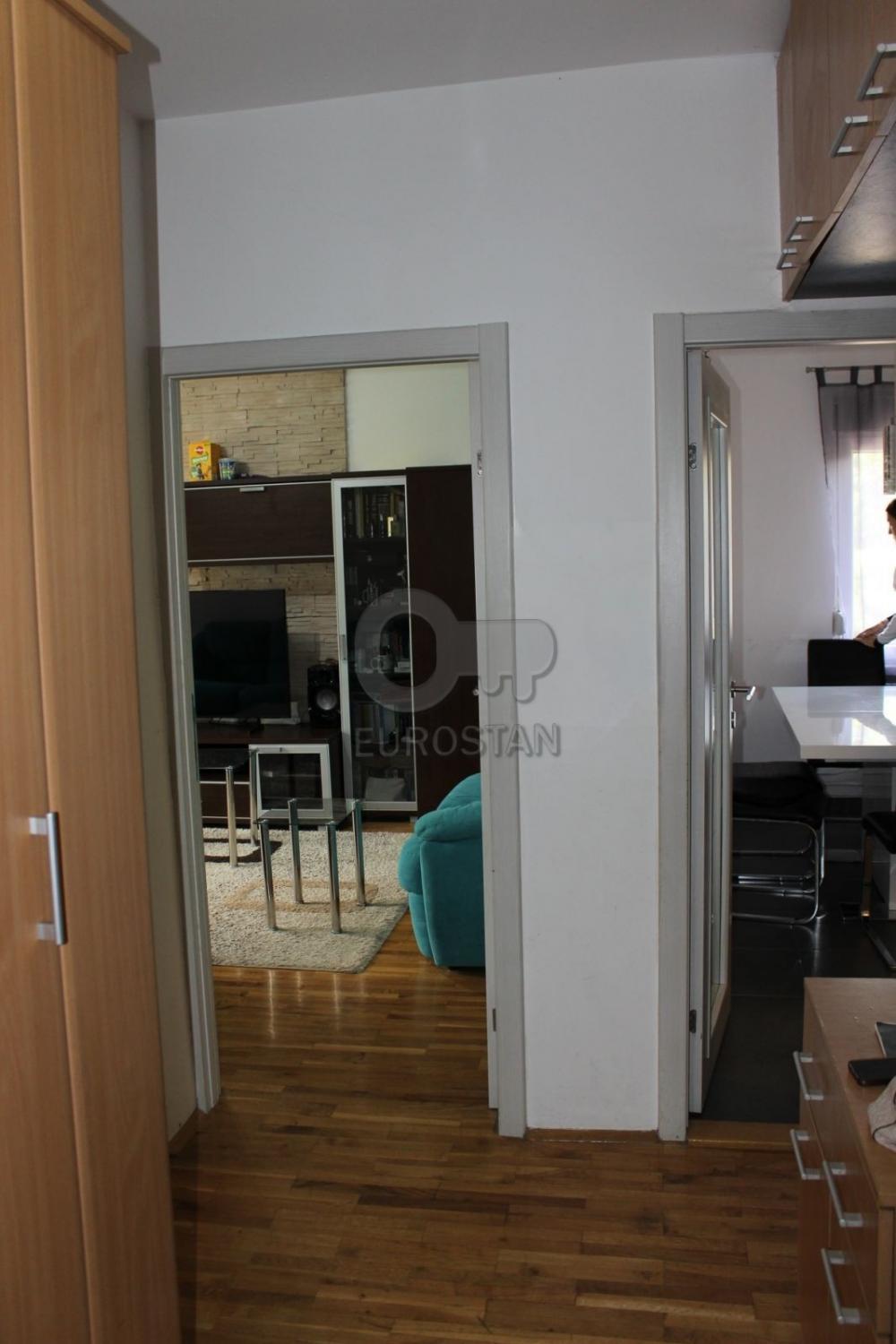 Stan na prodaju u Beogradu, Kanarevo brdo, trosoban, 63m2, cena 190000 evra