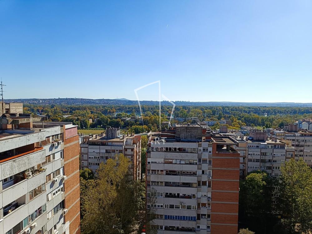 Stan na prodaju u Beogradu, Novi Beograd blok 45 (TC Enjub), trosoban, 64m2, cena 180000 evra