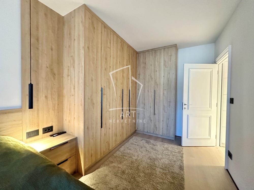 Stan na prodaju u Beogradu, Senjak, dvoiposoban, 70m2, cena 289000 evra