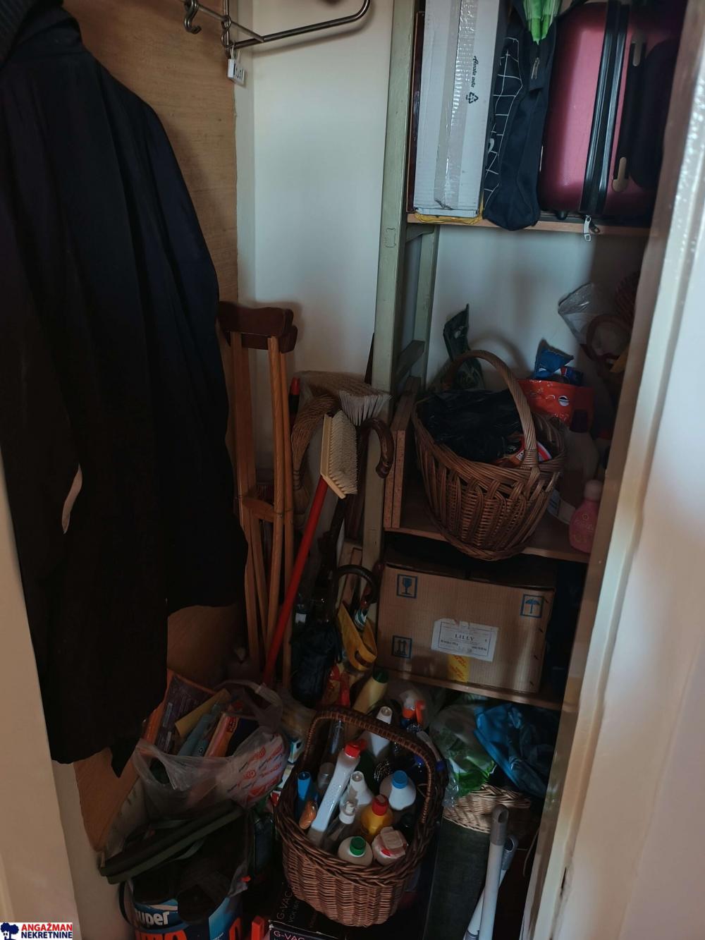 Stan na prodaju u Beogradu, Novi Beograd blok 21 (10. gimnazija), trosoban, 77m2, cena 275000 evra