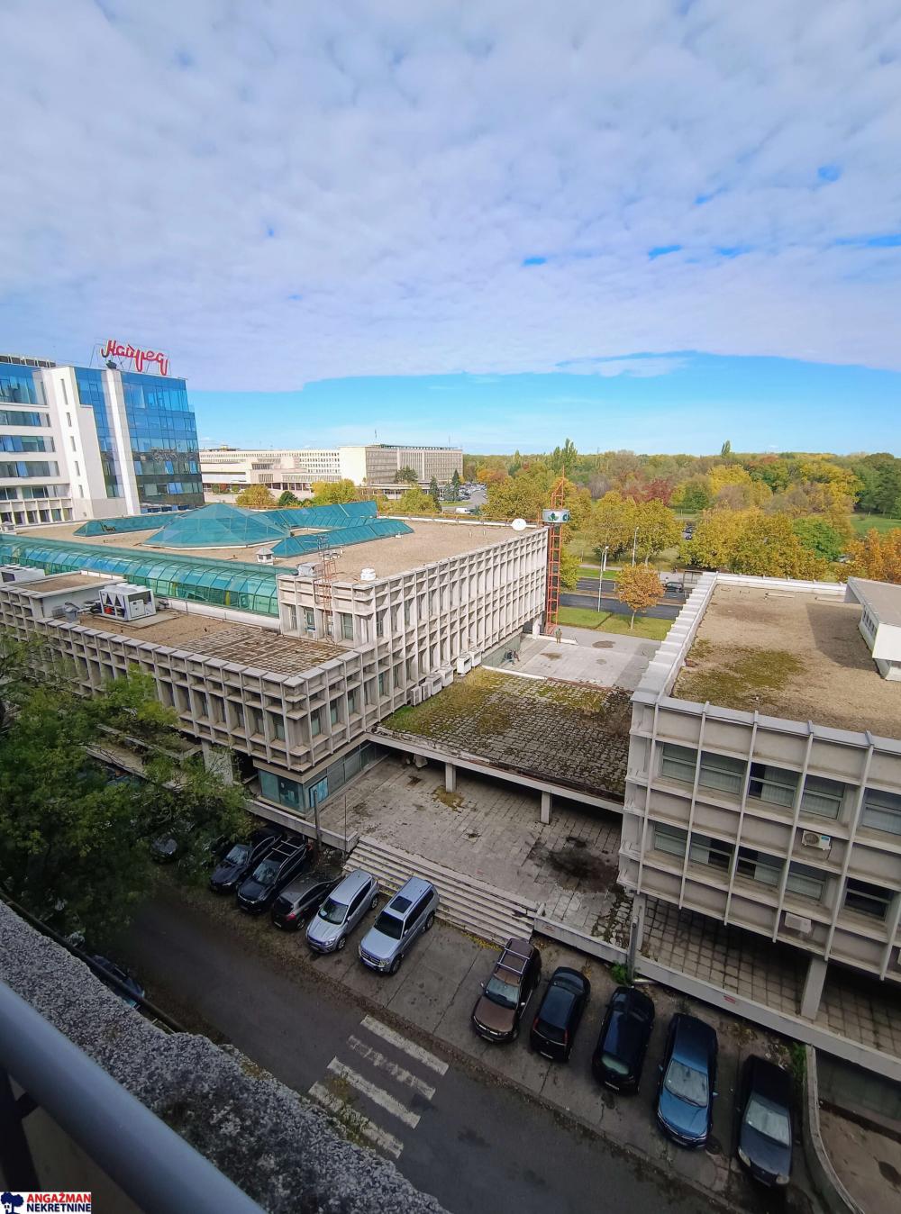 Stan na prodaju u Beogradu, Novi Beograd blok 21 (10. gimnazija), trosoban, 77m2, cena 275000 evra