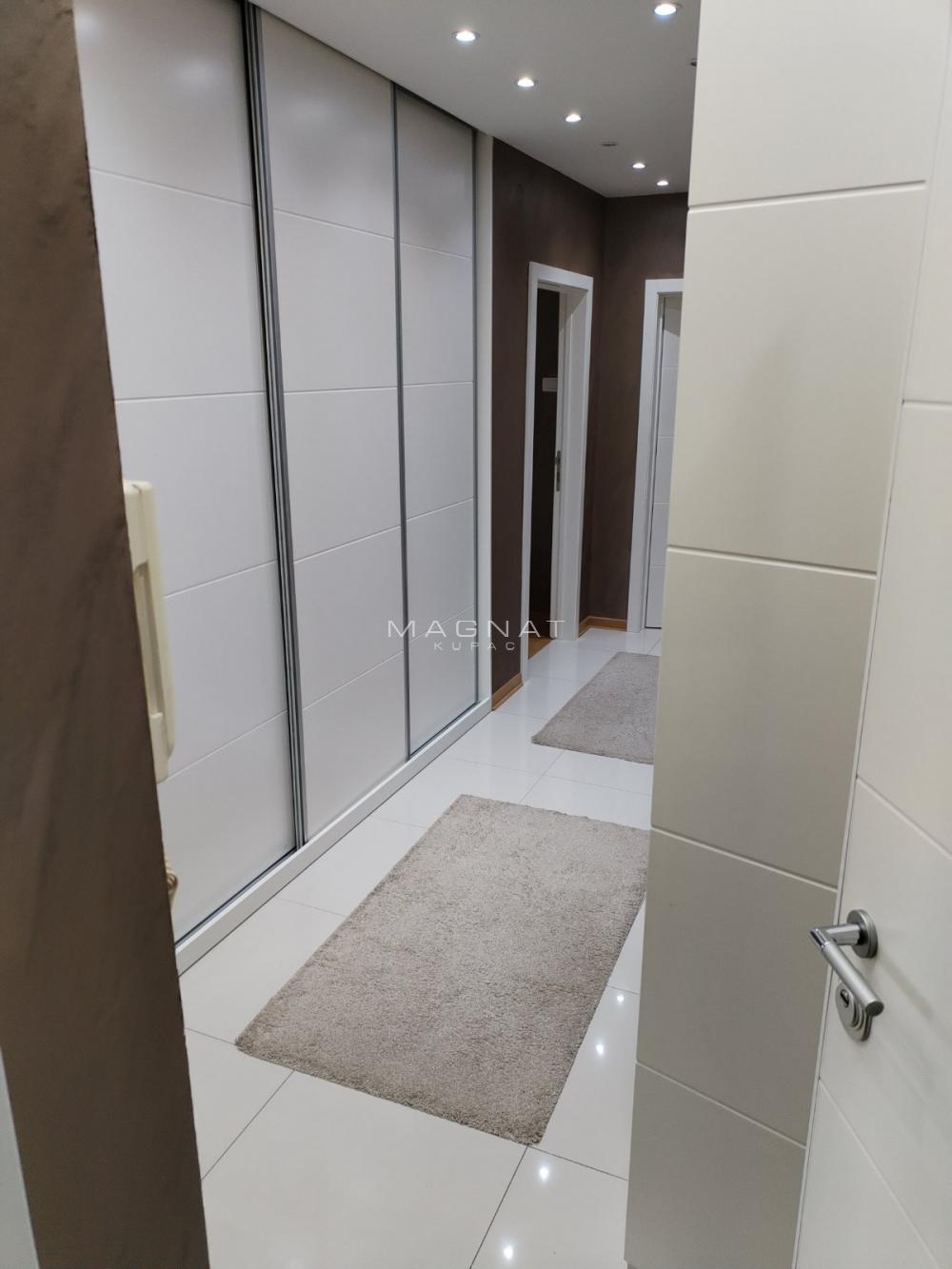 Stan na prodaju u Beogradu, Đeram pijaca, dvoiposoban, 64m2, cena 265000 evra