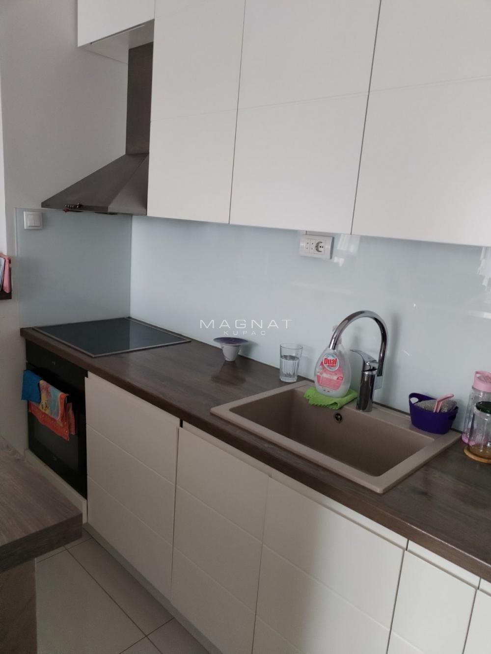 Stan na prodaju u Beogradu, Đeram pijaca, dvoiposoban, 64m2, cena 265000 evra