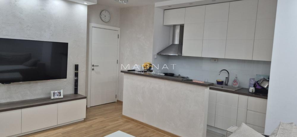 Stan na prodaju u Beogradu, Đeram pijaca, dvoiposoban, 64m2, cena 265000 evra