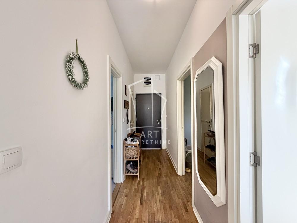 Stan na prodaju u Beogradu, Karaburma, dvoiposoban, 54m2, cena 179000 evra