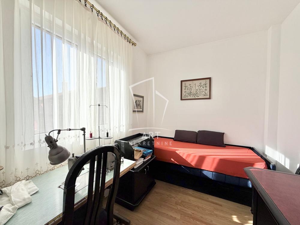 Stan na prodaju u Beogradu, Jajinci, troiposoban, 179m2, cena 320000 evra