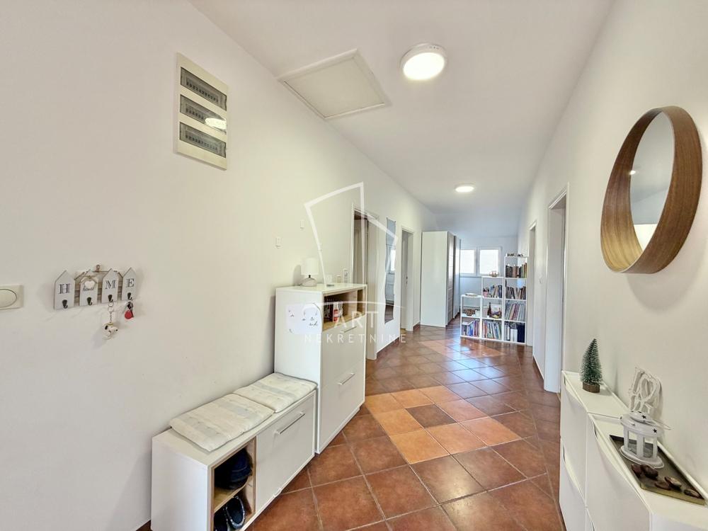 Stan na prodaju u Beogradu, Jajinci, troiposoban, 179m2, cena 320000 evra