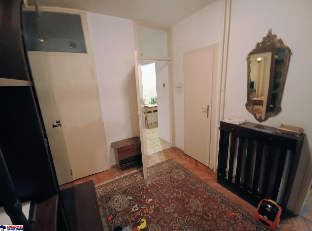 Stan na prodaju u Beogradu, Novi Beograd blok 28 (Potkovica), trosoban, 82m2, cena 290000 evra