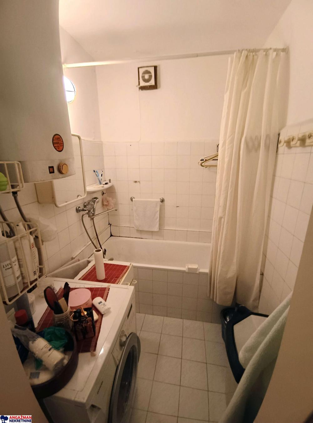 Stan na prodaju u Beogradu, Novi Beograd blok 28 (Potkovica), trosoban, 82m2, cena 290000 evra