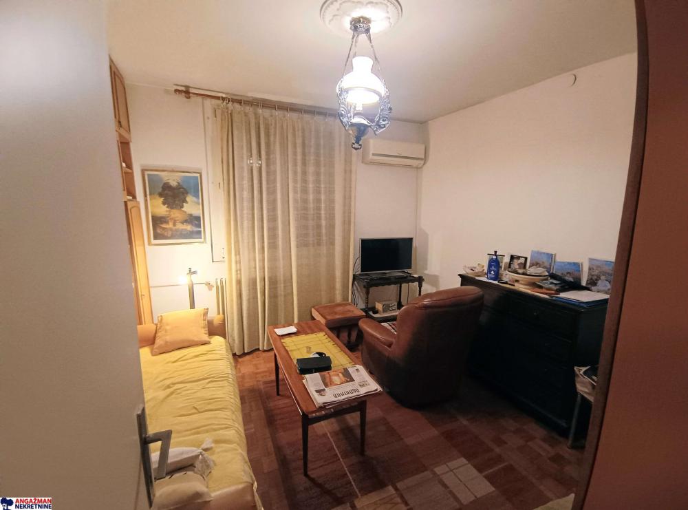 Stan na prodaju u Beogradu, Novi Beograd blok 28 (Potkovica), trosoban, 82m2, cena 290000 evra