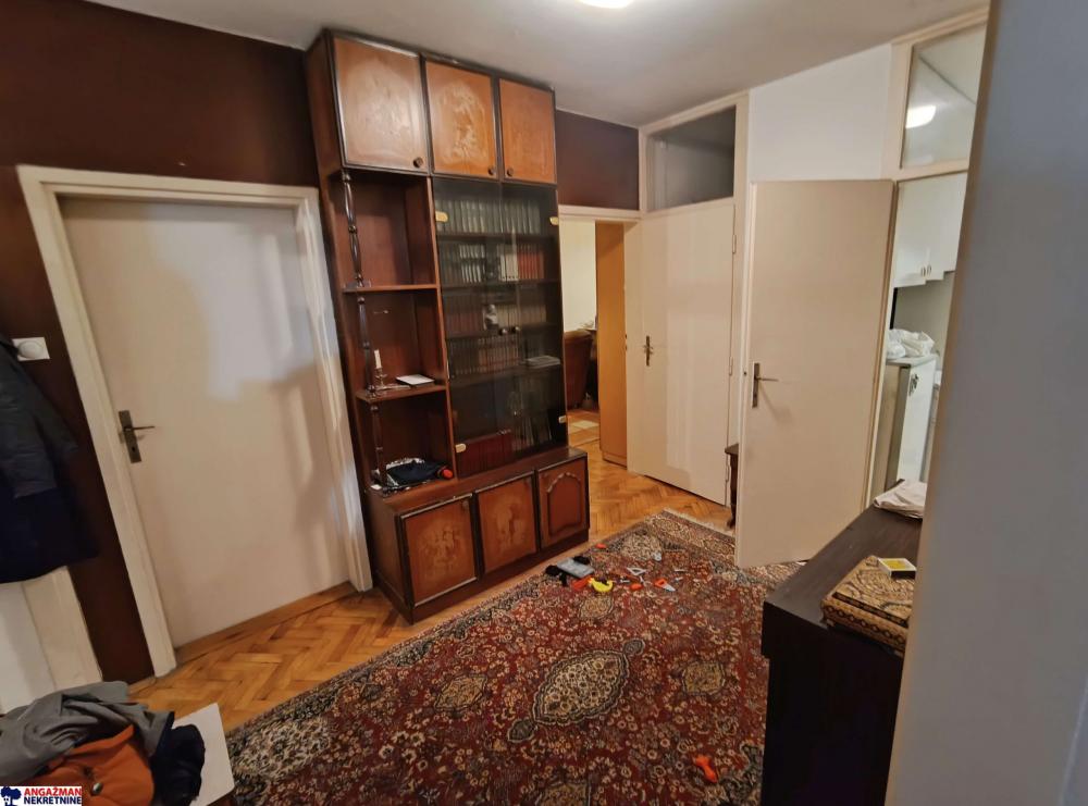 Stan na prodaju u Beogradu, Novi Beograd blok 28 (Potkovica), trosoban, 82m2, cena 290000 evra