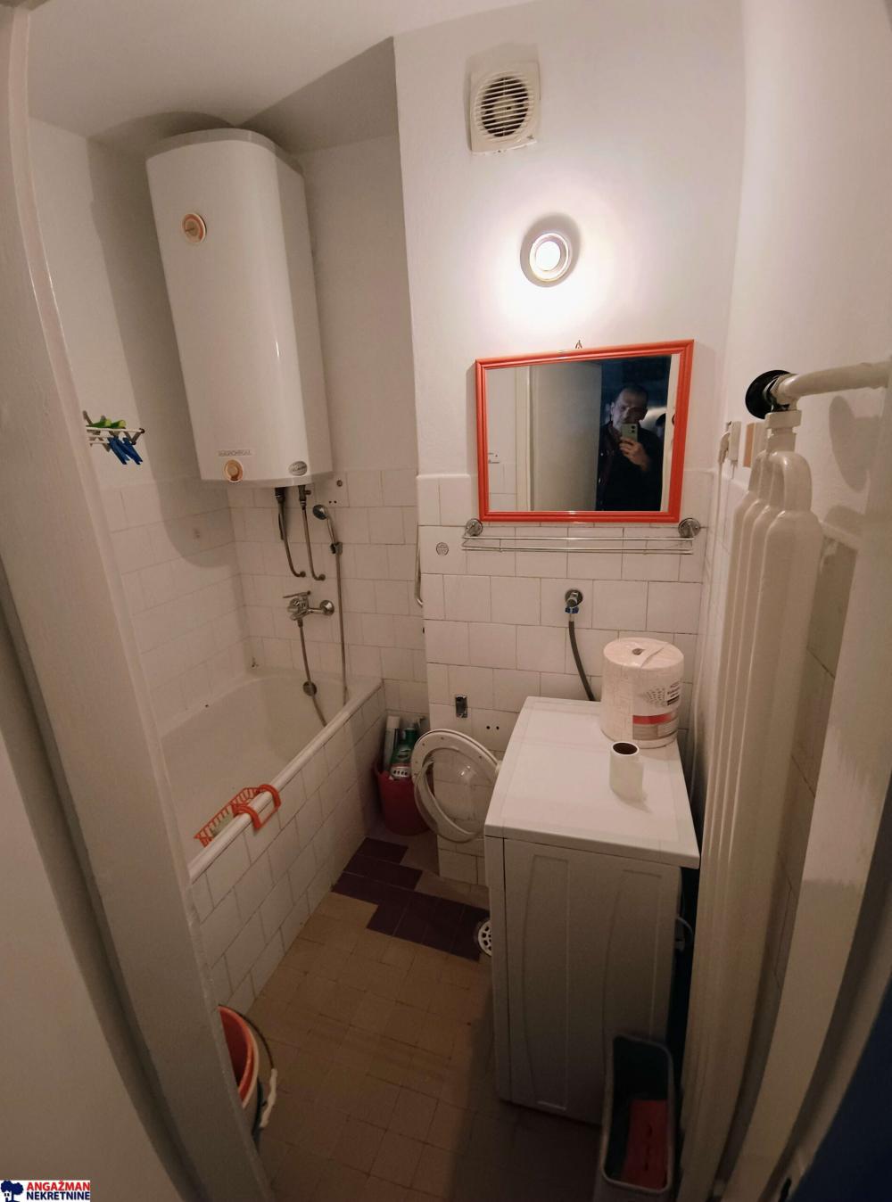 Stan na prodaju u Beogradu, Novi Beograd blok 21 (10. gimnazija), trosoban, 77m2, cena 275000 evra