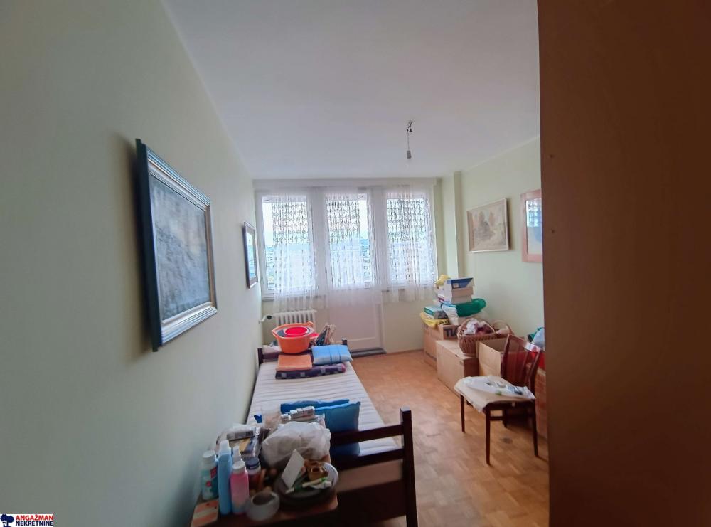 Stan na prodaju u Beogradu, Novi Beograd blok 21 (10. gimnazija), trosoban, 77m2, cena 275000 evra