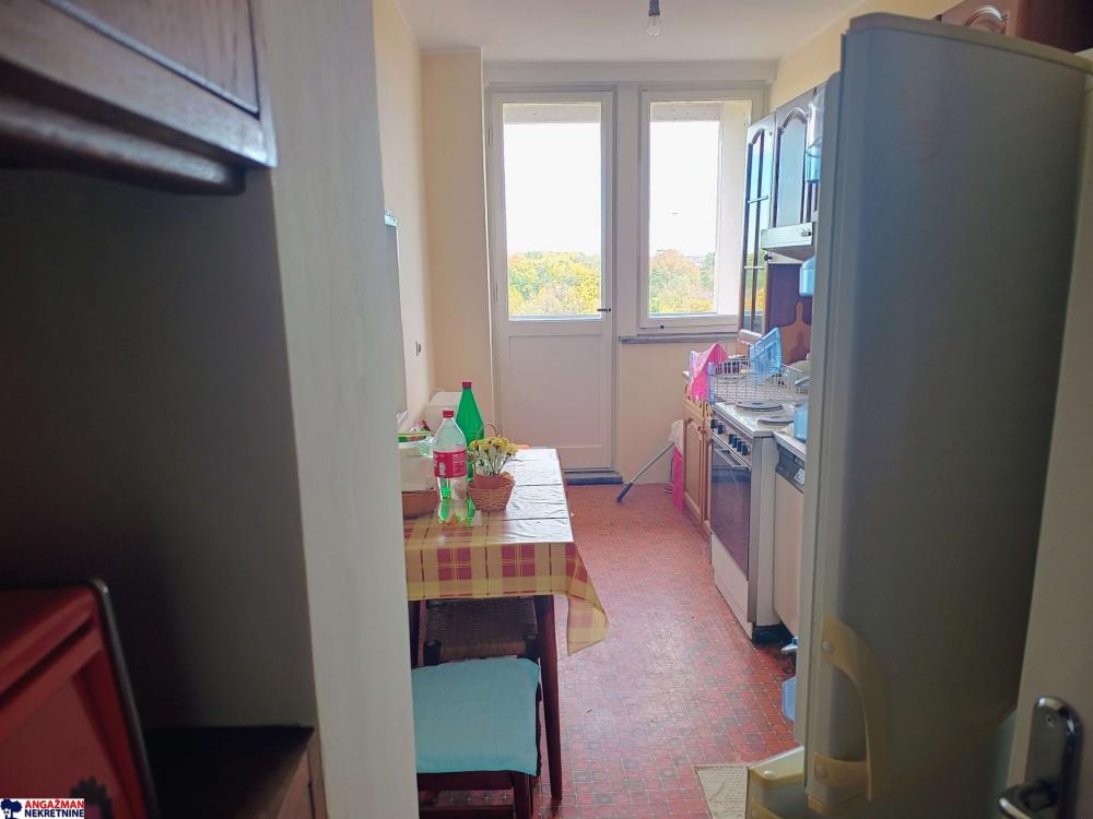 Stan na prodaju u Beogradu, Novi Beograd blok 21 (10. gimnazija), trosoban, 77m2, cena 275000 evra