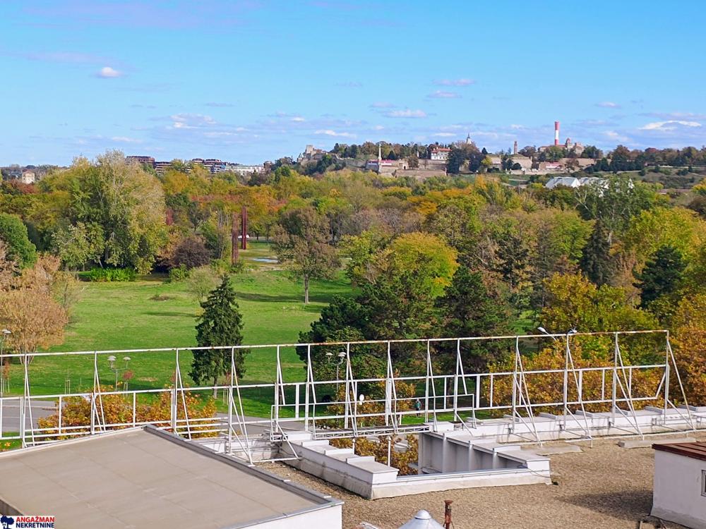 Stan na prodaju u Beogradu, Novi Beograd blok 21 (10. gimnazija), trosoban, 77m2, cena 275000 evra