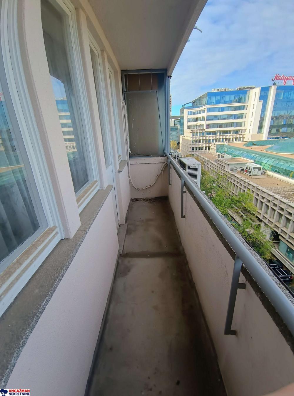 Stan na prodaju u Beogradu, Novi Beograd blok 21 (10. gimnazija), trosoban, 77m2, cena 275000 evra