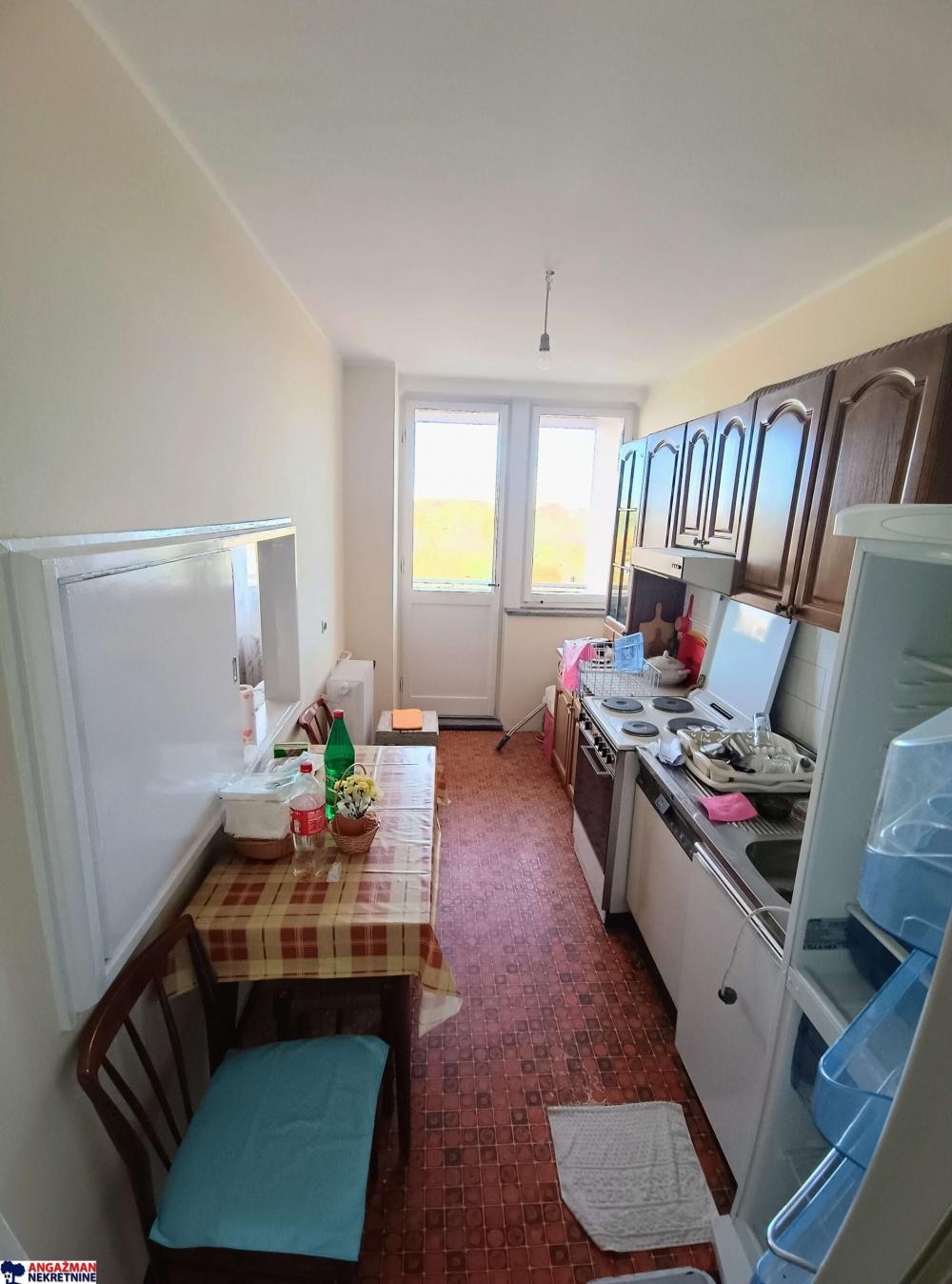 Stan na prodaju u Beogradu, Novi Beograd blok 21 (10. gimnazija), trosoban, 77m2, cena 275000 evra