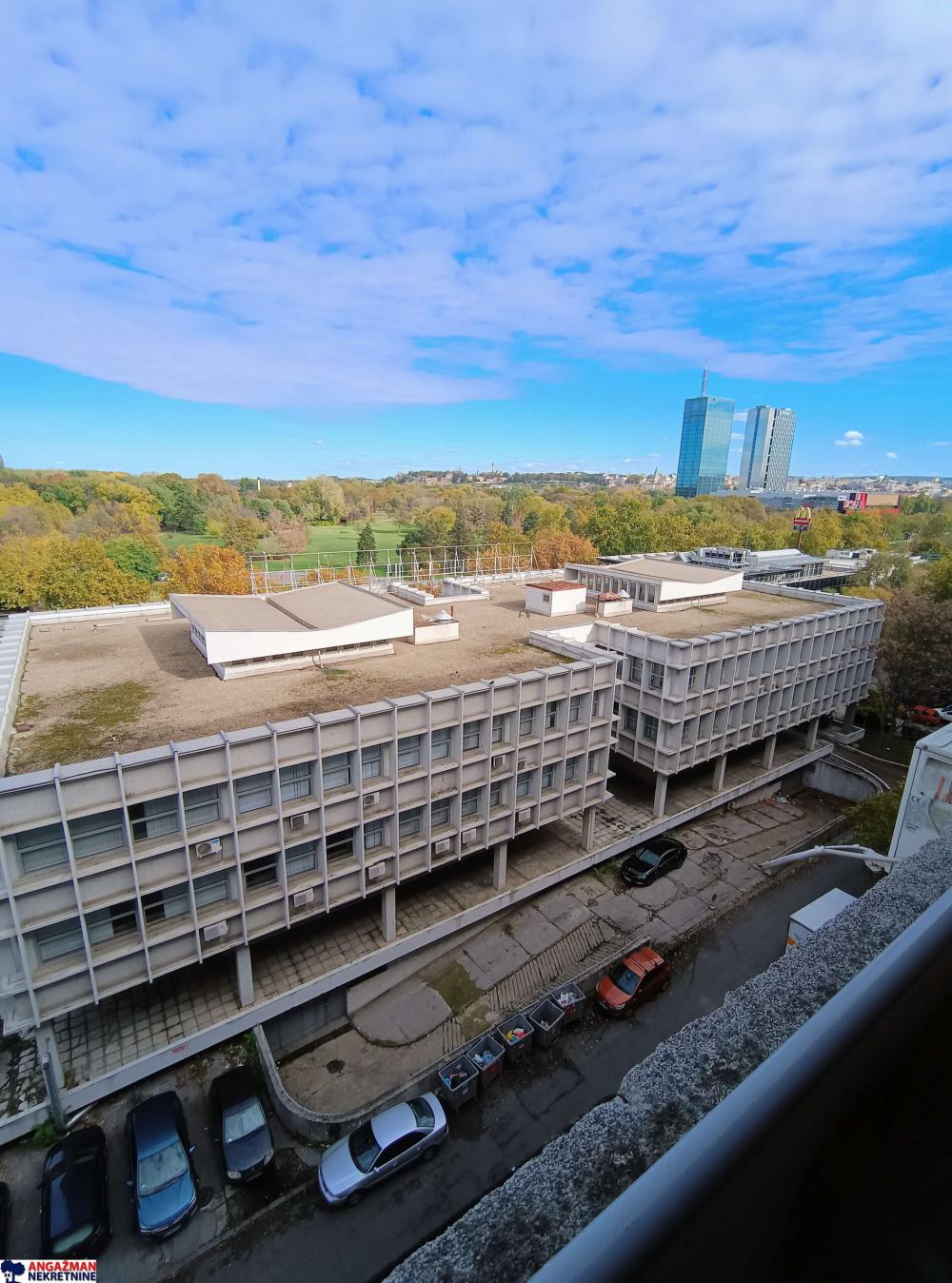 Stan na prodaju u Beogradu, Novi Beograd blok 21 (10. gimnazija), trosoban, 77m2, cena 275000 evra