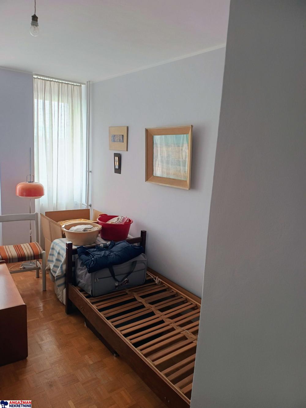 Stan na prodaju u Beogradu, Novi Beograd blok 21 (10. gimnazija), trosoban, 77m2, cena 275000 evra