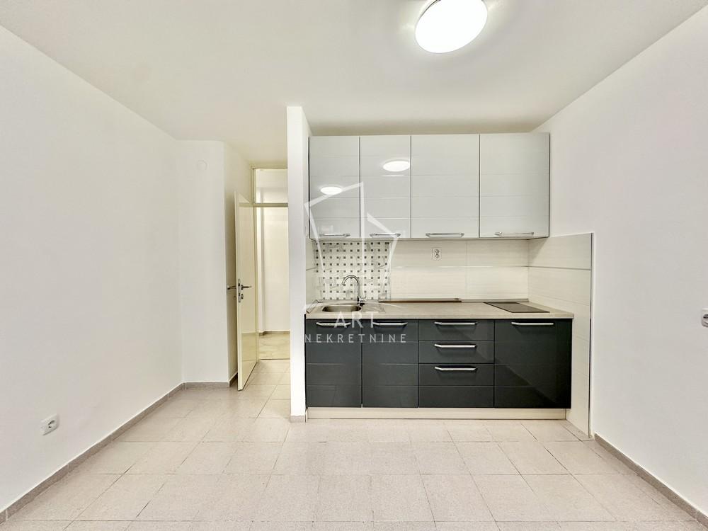 Stan na prodaju u Beogradu, Novi Beograd blok 34 (Studentski grad), jednoiposoban, 38m2, cena 155000 evra