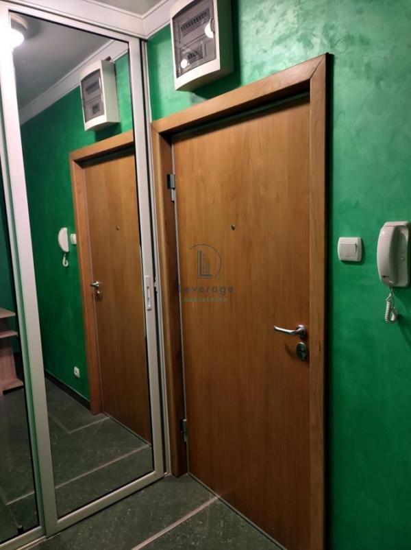 Stan na prodaju u Beogradu, Vračar (Hram), troiposoban, 60m2, cena 236000 evra