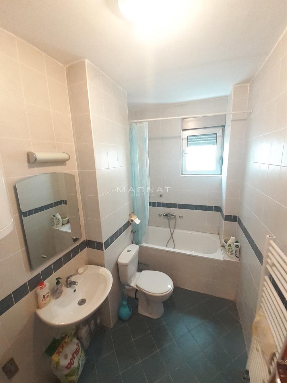 Stan na prodaju u Beogradu, Činovnička kolonija, trosoban, 72m2, cena 204990 evra