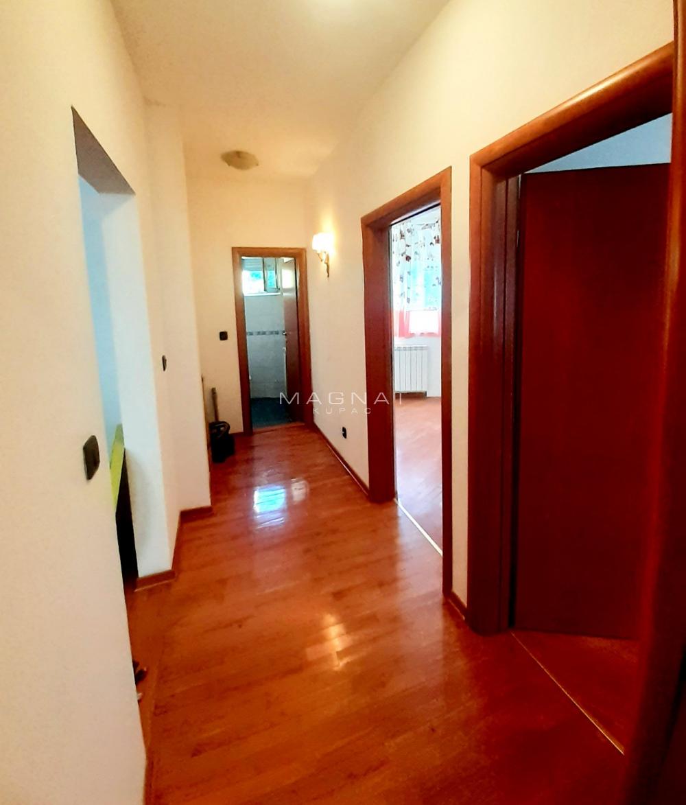 Stan na prodaju u Beogradu, Činovnička kolonija, trosoban, 72m2, cena 204990 evra