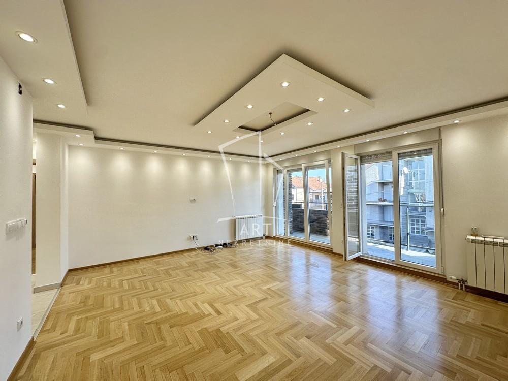 Stan na prodaju u Beogradu, Banovo brdo, cetvorosoban, 119m2, cena 379000 evra