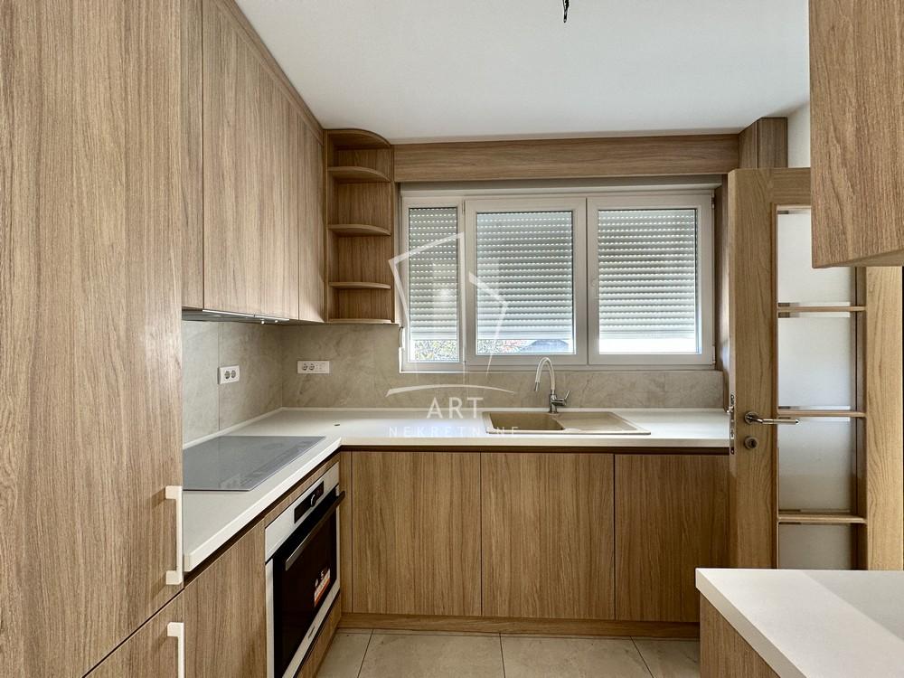 Stan na prodaju u Beogradu, Banovo brdo, cetvorosoban, 119m2, cena 379000 evra