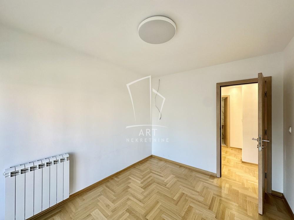 Stan na prodaju u Beogradu, Banovo brdo, cetvorosoban, 119m2, cena 379000 evra