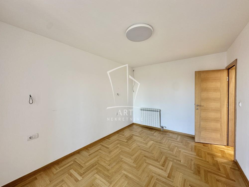 Stan na prodaju u Beogradu, Banovo brdo, cetvorosoban, 119m2, cena 379000 evra