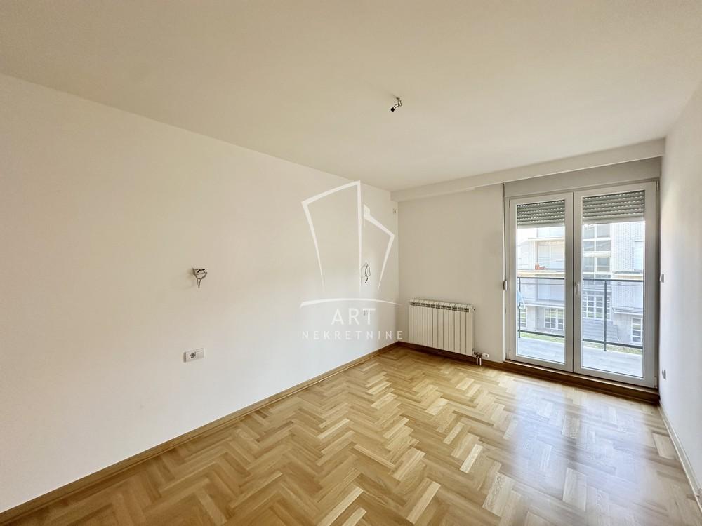 Stan na prodaju u Beogradu, Banovo brdo, cetvorosoban, 119m2, cena 379000 evra