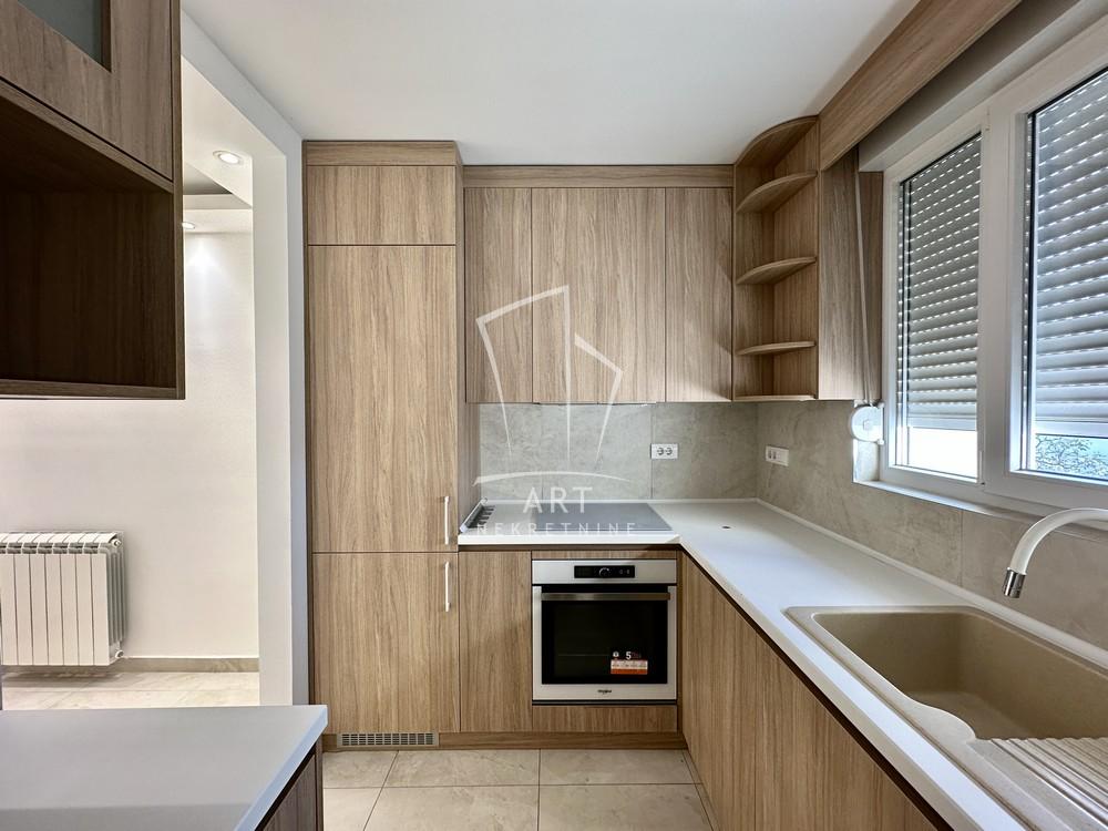 Stan na prodaju u Beogradu, Banovo brdo, cetvorosoban, 119m2, cena 379000 evra