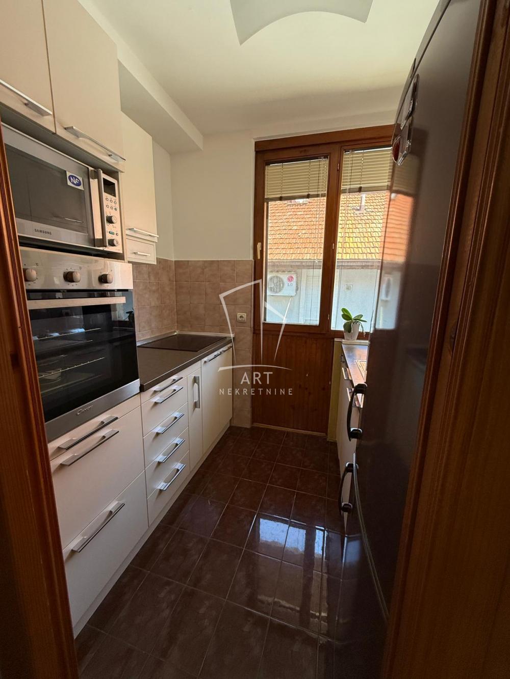 Stan na prodaju u Beogradu, Zemun, cetvorosoban, 50m2, cena 150000 evra