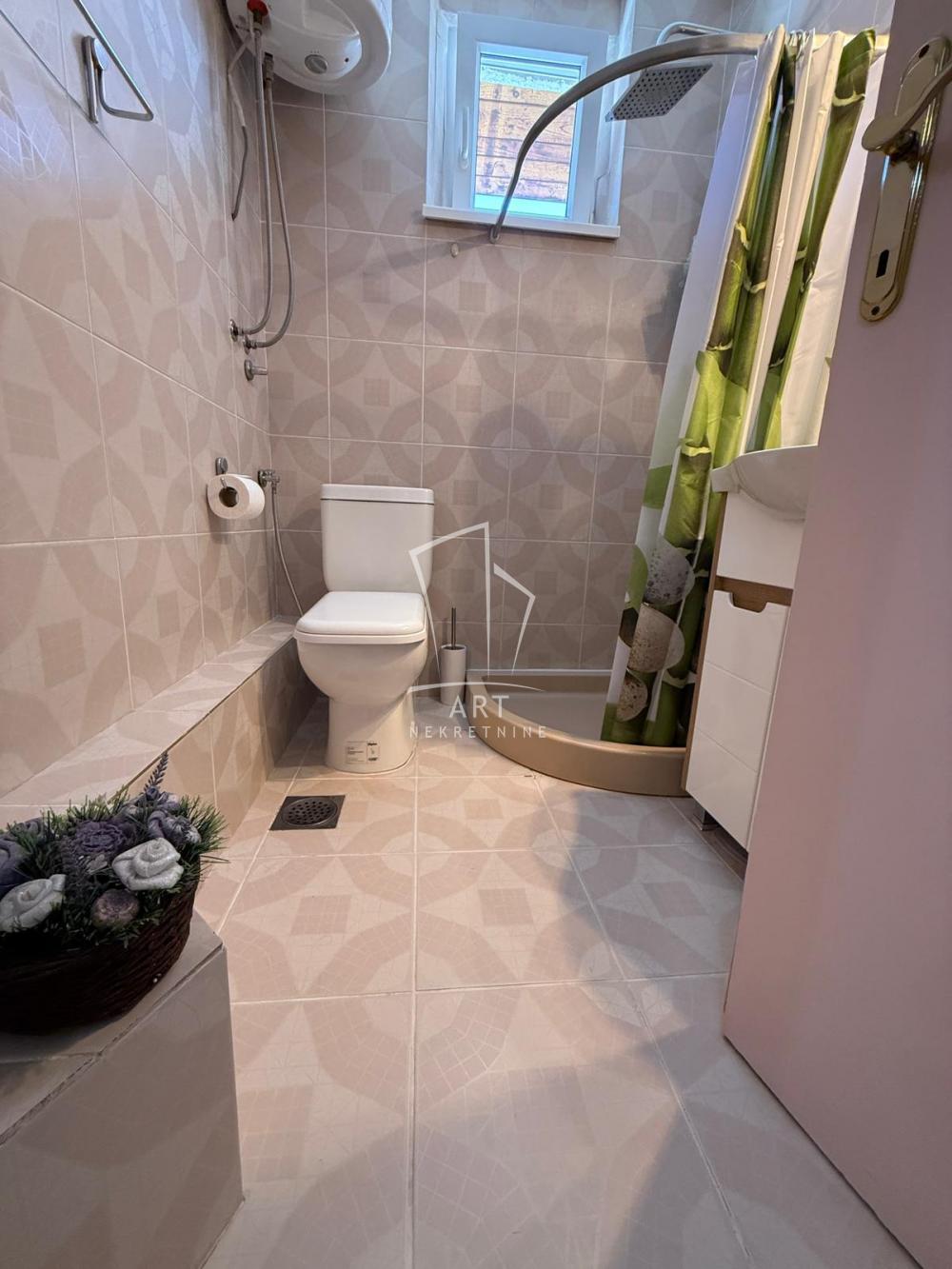 Stan na prodaju u Beogradu, Zemun, cetvorosoban, 50m2, cena 150000 evra