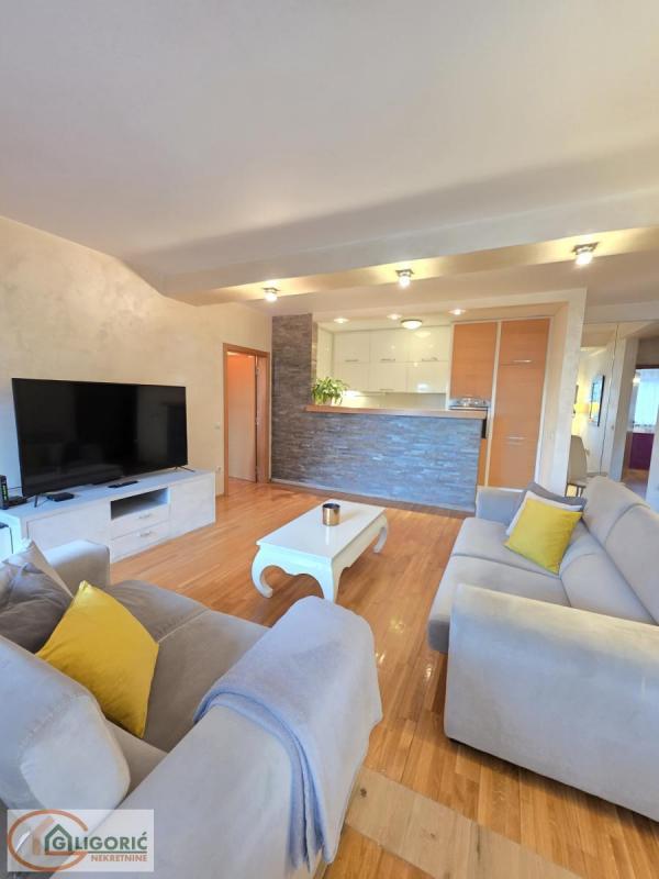 Stan na prodaju u Beogradu, Filmski grad, trosoban, 82m2, cena 215000 evra