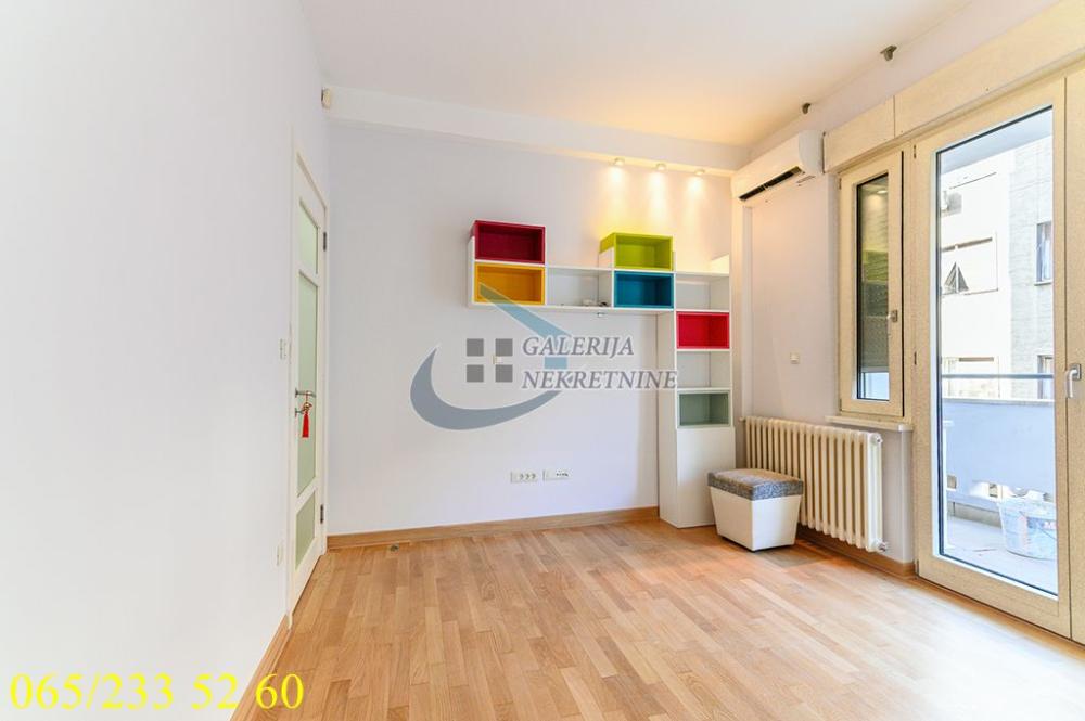 Stan na prodaju u Beogradu, Vračar, cetvorosoban, 105m2, cena 499000 evra