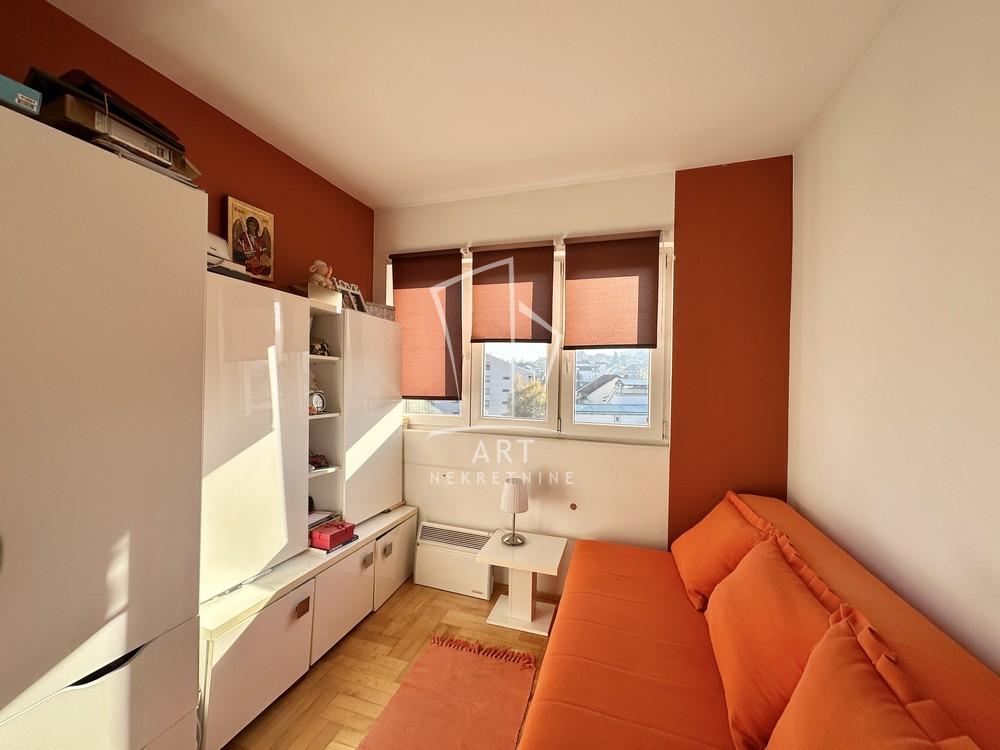 Stan na prodaju u Beogradu, Karaburma, troiposoban, 50m2, cena 149990 evra