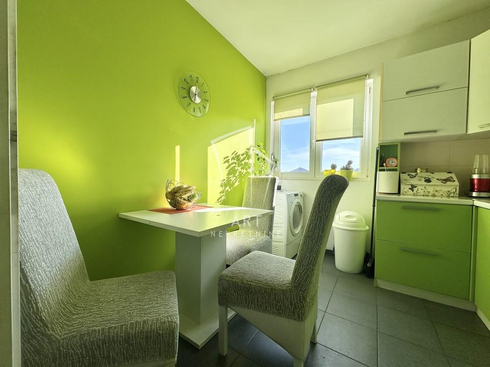 Stan na prodaju u Beogradu, Karaburma, troiposoban, 50m2, cena 149990 evra