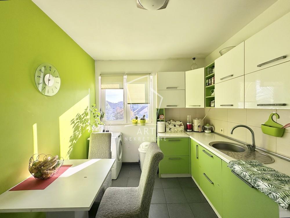 Stan na prodaju u Beogradu, Karaburma, troiposoban, 50m2, cena 149990 evra