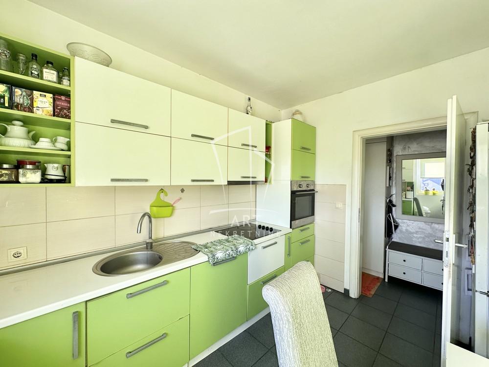 Stan na prodaju u Beogradu, Karaburma, troiposoban, 50m2, cena 149990 evra