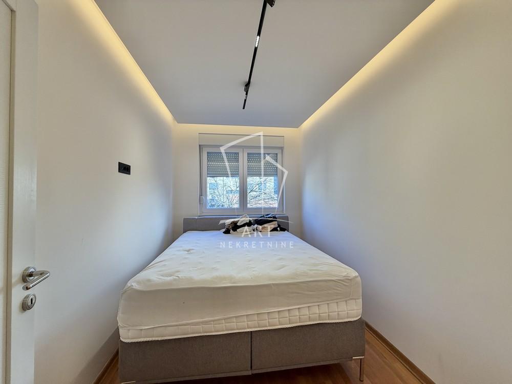 Stan na prodaju u Beogradu, Đeram pijaca, cetvorosoban, 96m2, cena 399000 evra