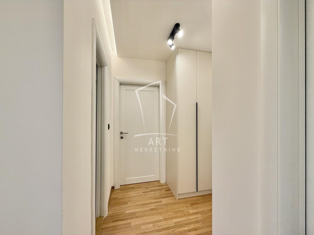 Stan na prodaju u Beogradu, Đeram pijaca, cetvorosoban, 96m2, cena 399000 evra