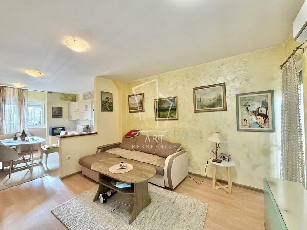 Stan na prodaju u Beogradu, Borča, trosoban, 69m2, cena 139000 evra