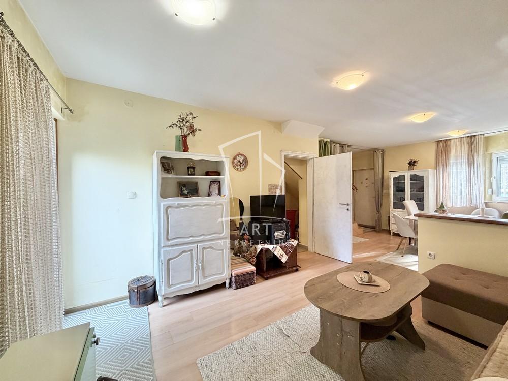 Stan na prodaju u Beogradu, Borča, trosoban, 69m2, cena 139000 evra