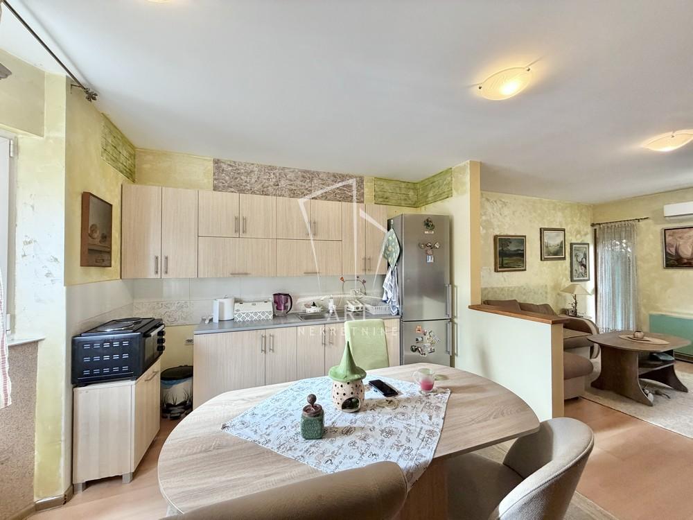 Stan na prodaju u Beogradu, Borča, trosoban, 69m2, cena 139000 evra